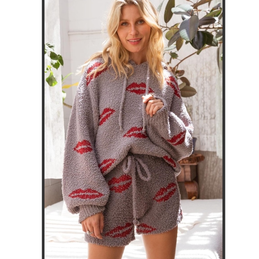BERBER Cozy Lips Hooded Pullover - Picture 4 of 10